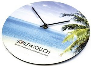 SCHILD4YOU.CH Gestalten Sie jetzt Ihre Wanduhr oder Ihre Fotouhr ganz nach Ihren Wünschen. Wir verwenden für die Uhren hochwertiges Dibond Material. Die Uhren werden inklusive Uhrwerk, Batterie, Zeiger und praktischem Aufhänghacken geliefert. Sie können wählen ob die Zeiger schwarz, oder weiss sein sollen. Ebenfalls können Sie wählen, ob Sie die Stunden auf der Uhr gedruckt haben möchten. Die Optionen sind wie folgt: Ohne Stunden, mit Ziffern 3+6+9+12, mit allen Ziffern von 1-12. Alle unsere Wanduhren bzw. Fotouhren haben einen Durchmesser von 260mm. Dies ist ein wunderschönes Geschenk zum Beispiel für Grosseltern mit einem Bild Ihrer Enkel.